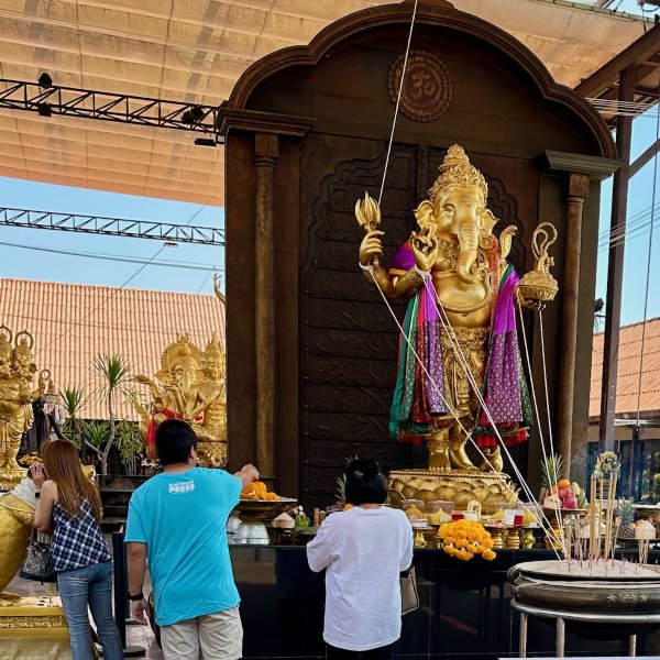 Le rat Mushika et Ganesh l'éléphant à qui les Thaïlandais rendent hommage avec des offrandes.