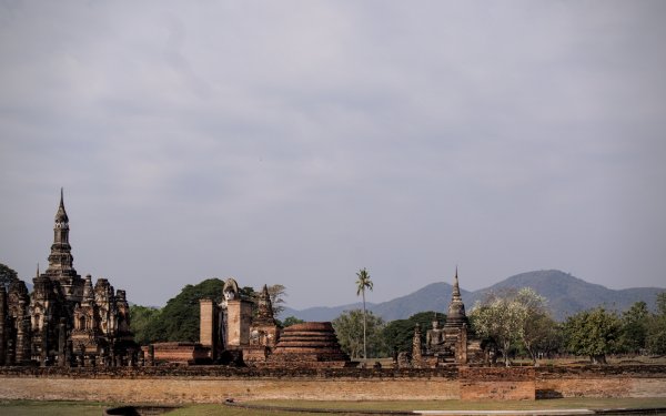 Les ruines d’un temple en briques, au centre un grand bouddha debout, à droite un autre bouddha assis. Les deux mesurent respectivement sept et neuf mètres de haut.