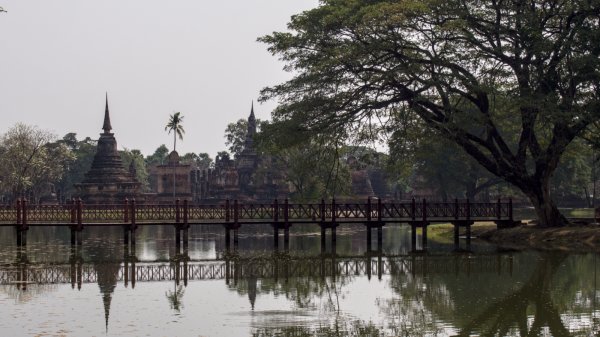 Un temple sur une île au milieu d'une pièce d'eau, accessible par un pont