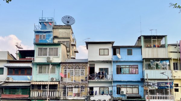 Des maisons colorées bordant un canal.
