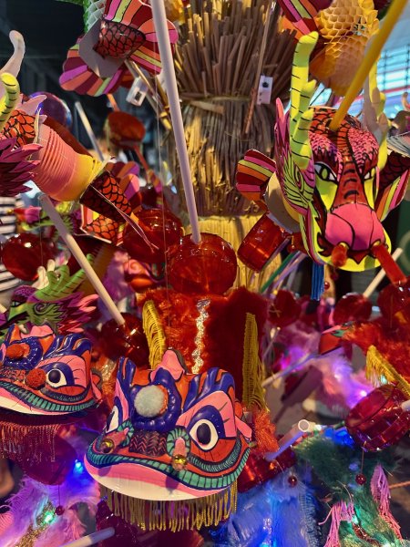 Un présentoir de sucrerie et de marionnettes en forme de dragons très colorées.