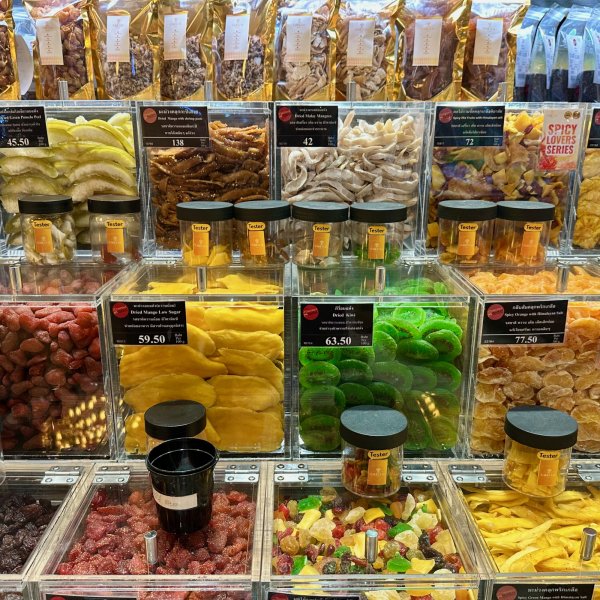 Des fruits secs et confis de toutes les couleurs dans des boites transparentes.