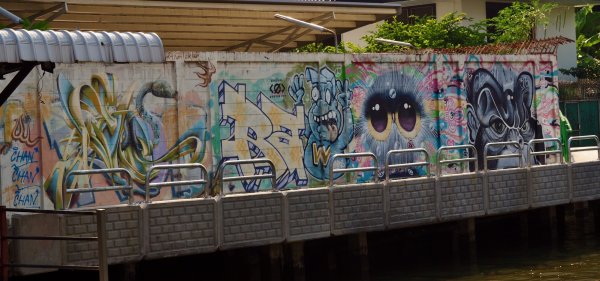 Une fresque murale avec des personnages de style bande dessinée, un gorille, un serpent et une sorte de peluche avec des grands yeux.