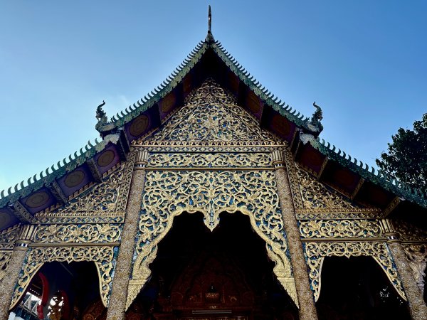 Un toit décoré de bois sculpté et de dorures.