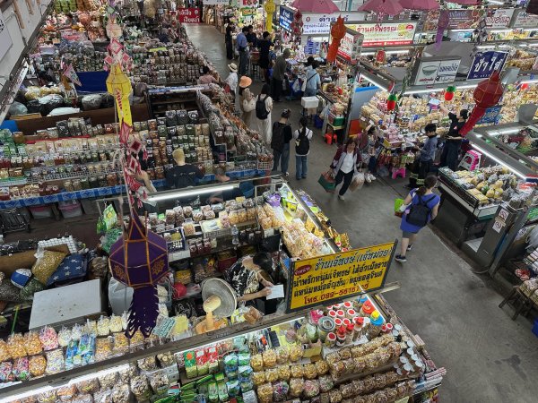 Un marché couvert vu du dessus avec des rangées d'épices et autres denrées alimentaire
