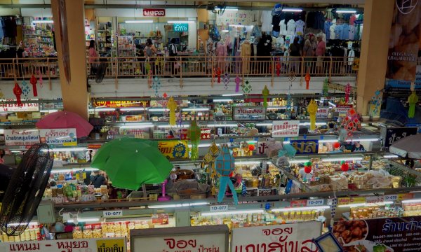 Le marché couvert sur deux étages éclairé aux néons.