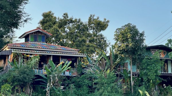 Des maison de bois peinte de couleur pastel