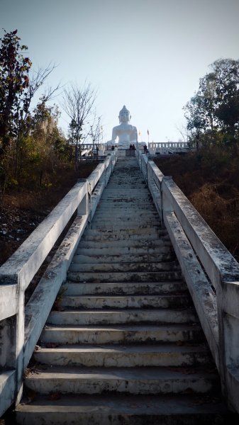 Le grand bouddha blanc à mi parcours, au sommet de l'escalier.