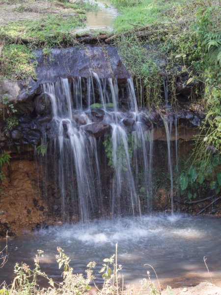 Une cascade sur le ruisseau.