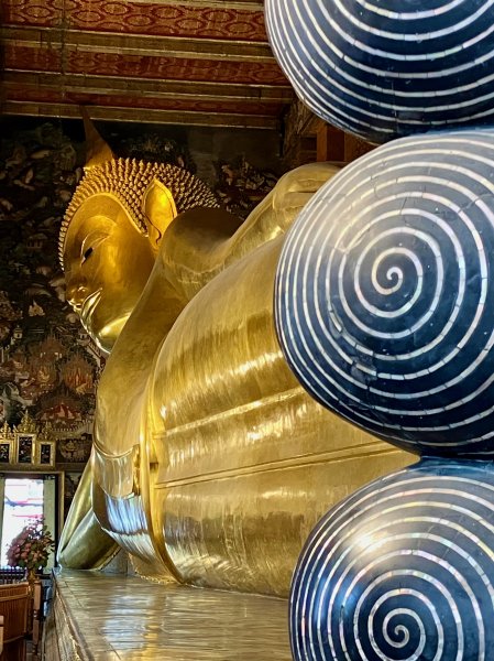 Le grand Bouddha couché vu depuis ses énormes orteils en granit.