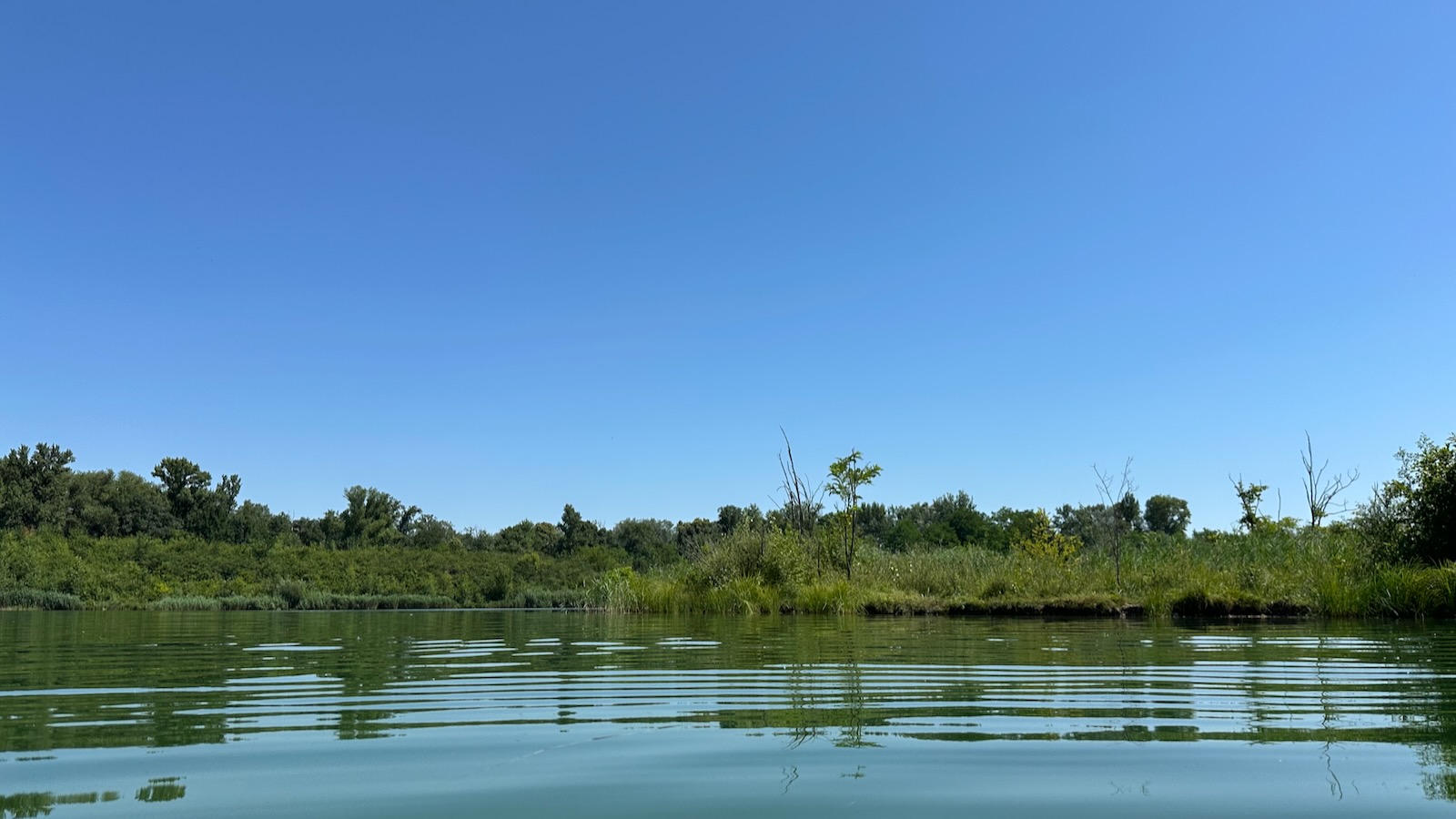 Photographie prise au raz de l'eau. Des vaguelettes se sont formées sous mes pas tandis que le reste de l'eau est lisse.
